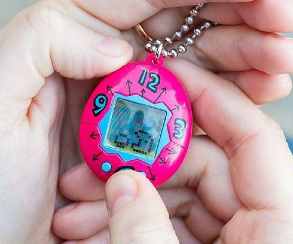 Тамагочи цветной. Тамагочи 2022. Tamagotchi Original. Elfin Twins GM-021 тамагочи. Тамагочи Bandai 90х оригинал фиолетовый с лапками.